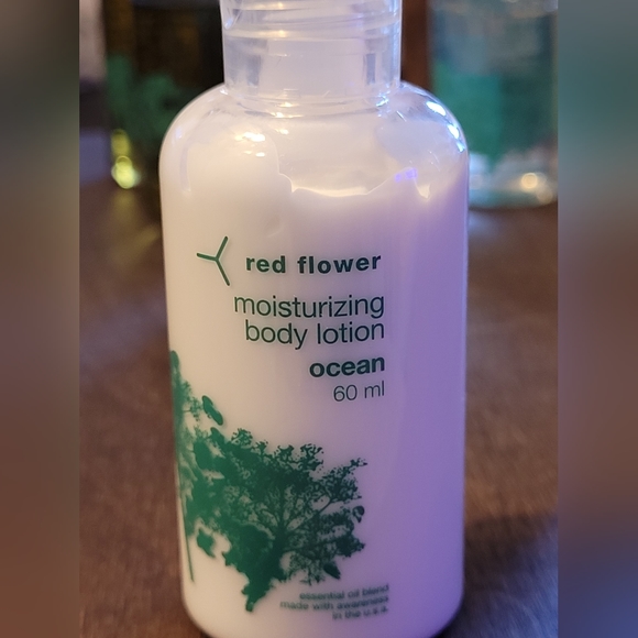 New - Red Flower toiletries - Picture 3 of 7